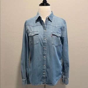EUC, ladies Levi’s snap front top.